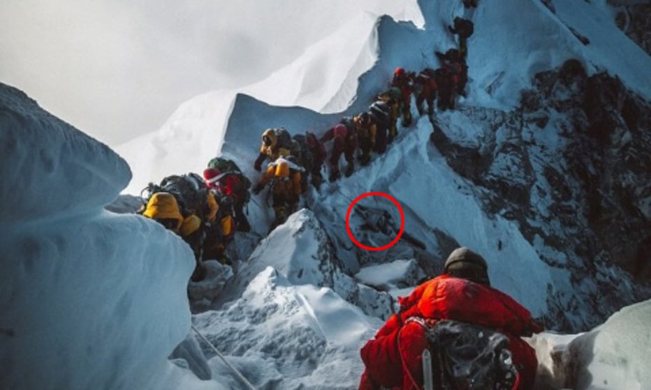 Fotografija: Kanadski alpinist Elia Saikaly je v svet poslal fotografijo, na kateri se vidi, kako na stotine ljudi hodi mimo trupla neznanega nesrečnika. FOTO: Elia Saikaly