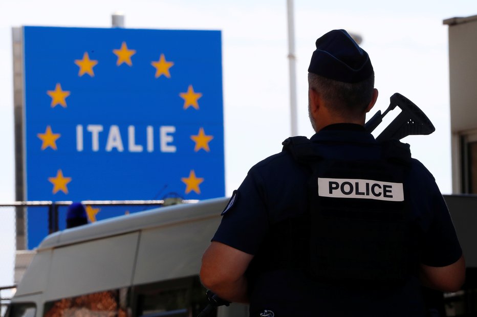 Fotografija: Francoski policist na mejnem prehodu Saint-Ludovic na meji pri Ventimiglii