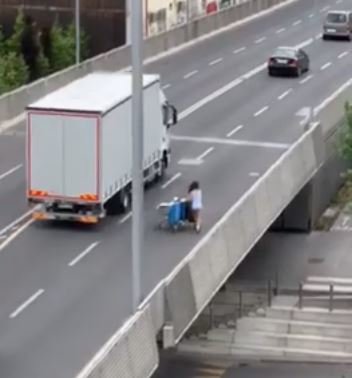 Fotografija: Ženska je po Roški cesti hodila peš ter potiskala vozička. FOTO: zaslonska slika