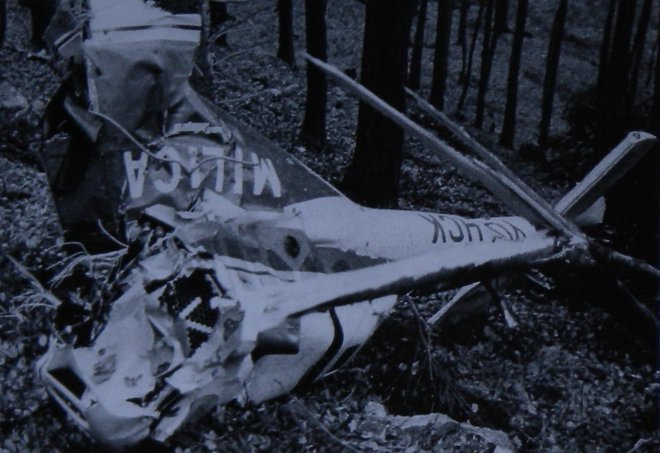 Tragični konec – ostanki helikopterja RSNZ, ki je strmoglavil med Blejsko Dobravo in Poljanami. FOTO: Žarko Hojnik