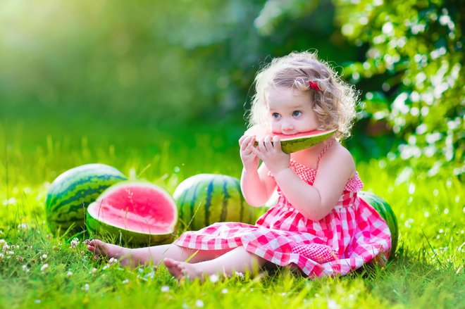 Sadje in zelenjava, ki naravno vsebuje sladkorje, sta primerna za prehranjevanje majhnih otrok. FOTOGRAFIJE: Guliver/Getty Images