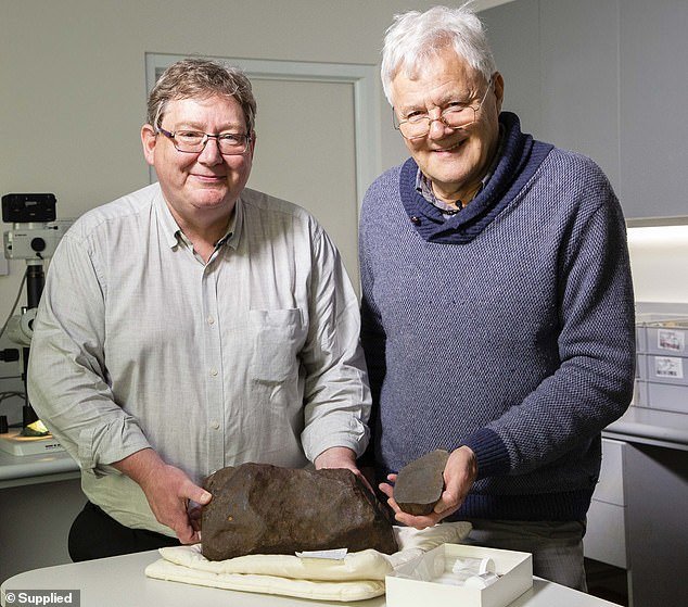 Geologa Dermot Henry (levo) in Bill Birch sta proučila meteorit.