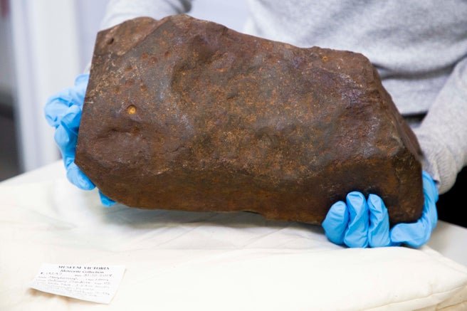 Meteorit meri 38,5 cm x 14,5 cm x 14,5 cm.