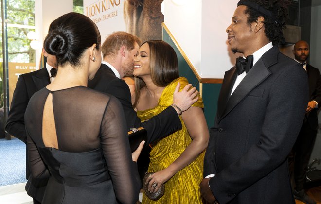 Beyoncé in Jay Z sta se na premieri Levjega kralja v Londonu rokovala tudi z britanskim princem Harryjem in vojvodinjo Meghan. FOTO: REUTERS