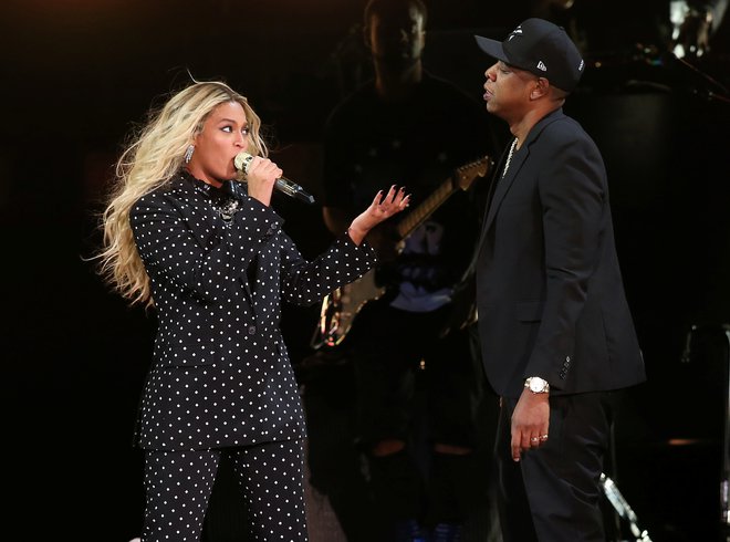 Beyoncé in Jay Z na skupnem nastopu na predvolilnem zborovanju demokratske predsedniške kandidatke Hillary Clinton leta 2016. FOTO: REUTERS