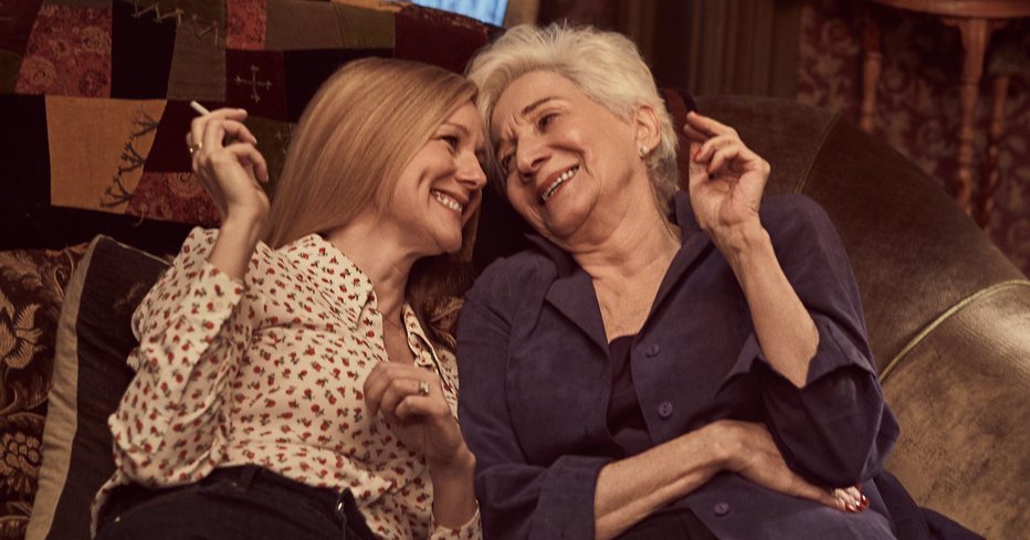 Fotografija: Mary Ann Singleton in Anna Madrigal med obujanjem spominov in kajenjem marihuane FOTOGRAFIJI: Netflix