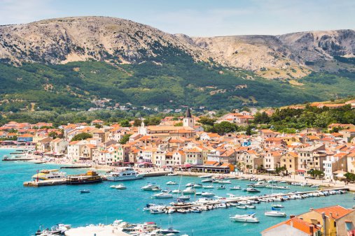 Fotografija: Otok Krk je zaradi svoje bližine izredno popularna dopustniška točka Slovencev. FOTO: Getty Images, Istockphoto