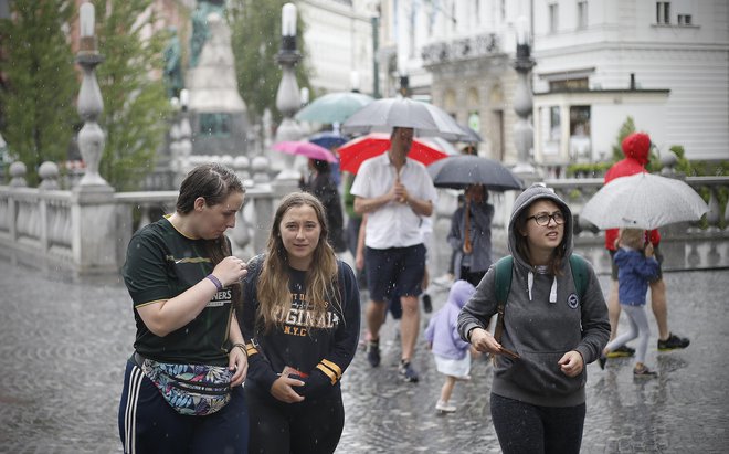 Nedeljski dež je bil dobrodošel tudi v Ljubljani. FOTO: Blaž Samec