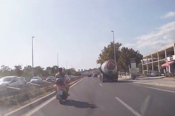 Fotografija: Nevarna vožnja po hitri cesti v Splitu. FOTO: Zaslonski posnetek