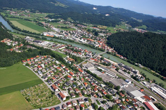 Litija je najstarejše rudarsko mesto v Sloveniji; desno hrib Sitarjevec. Foto: Primož Hieng
