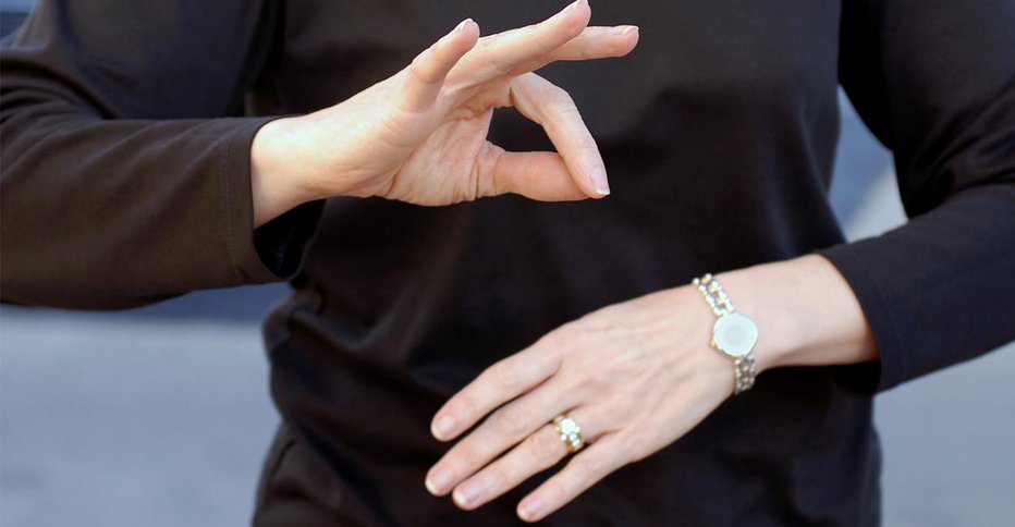 Fotografija: Slovenski znakovni jezik uporablja 1500 gluhih in sto gluhoslepih; kretnja na fotografiji pomeni delati. FOTO: ZDGNS