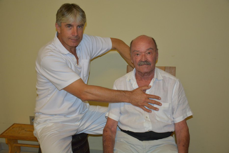 Fotografija: Stanislav Filipič in dr. Ivo Smolić med terapijo FOTOGRAFIJE: OSTE BAKAL
