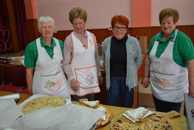 Članice Društva kmečkih žena Klas so poskrbele za sladice in pecivo.