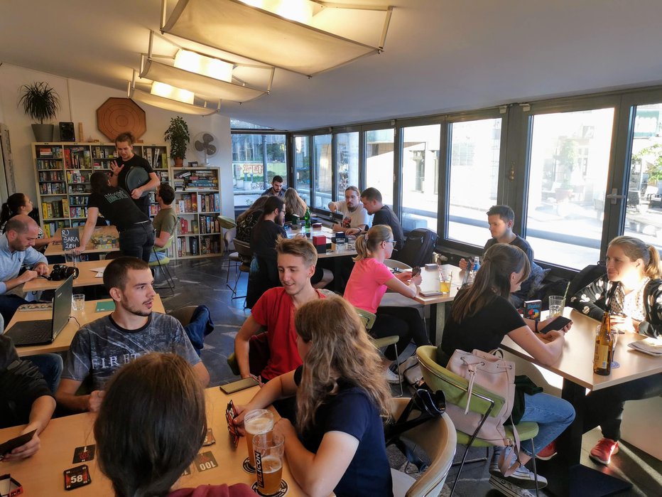 Fotografija: V kavarni Dobra poteza se zbirajo ljubitelji namiznih družabnih iger.
