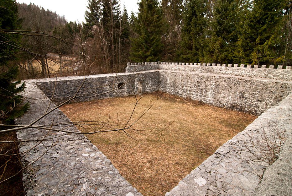 Fotografija: Pogled na notranjost utrdbe na Lanišču. FOTO: Jure Kusetič