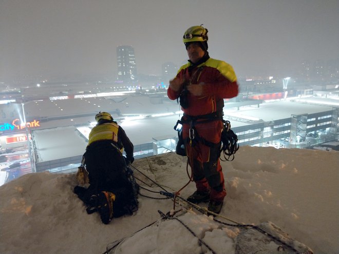Visoko nad strehami BTC pripravijo sidrišča tudi v najbolj strupeni zimi. FOTO: Boštjan Fon