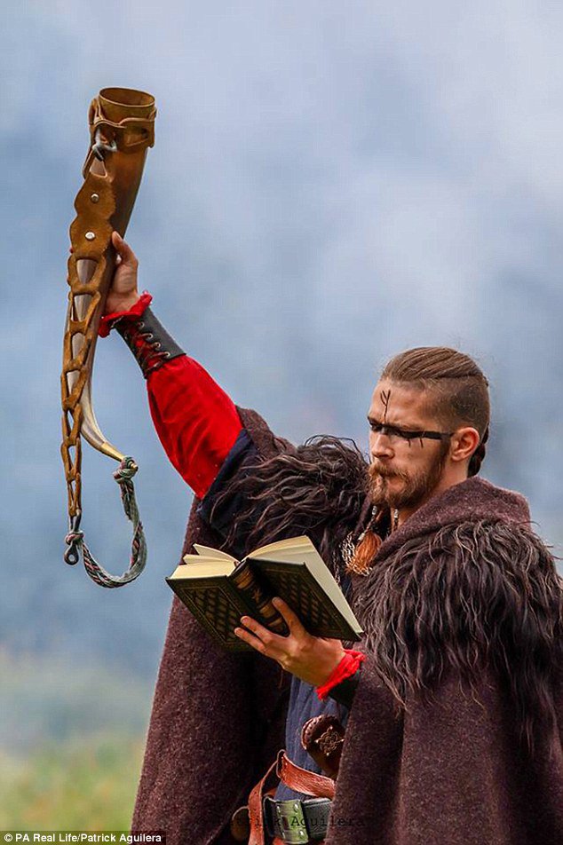 Fotografija: Poganski duhovnik ni pozabil preliti prašičje krvi v čast vikinškim božanstvom.