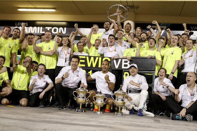 Takole je z ekipo proslavil zmago v Bahreinu. FOTO: Daimler AG