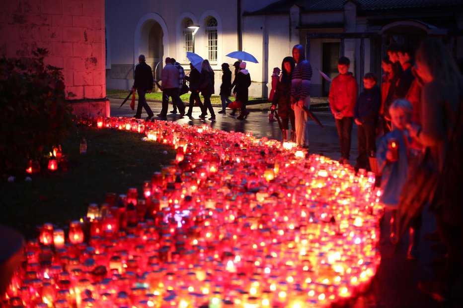 Fotografija: Slovenija je med evropskimi državami po porabi nagrobnih sveč na vrhu. FOTO: Foto: Jure Eržen