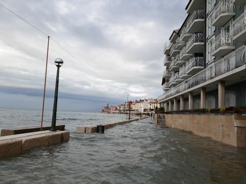 Fotografija: Poplavljeni Piran. FOTO: Arso