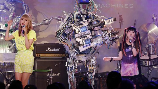 Duet z robotom na kitari. FOTO: Reuters
