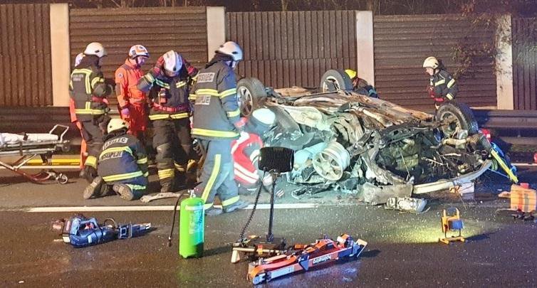 Fotografija: Posledice prometne nesreče na dolenjski avtocesti. FOTO: PGD  Stična, N. K.