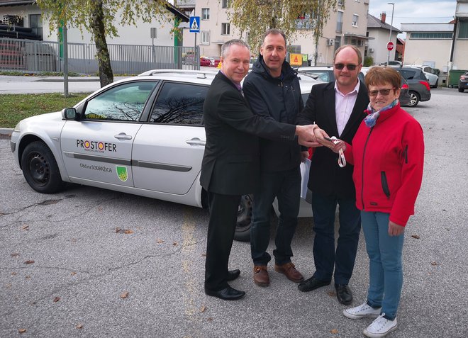 Ob izročitvi vozila (z leve): Franc Vesel, Miha Bogataj, župan Blaž Milavec in Milka Gornik FOTO: Milan Glavonjić