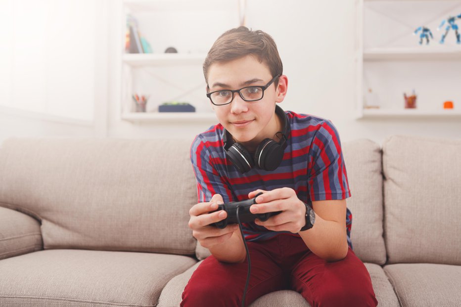 Fotografija: Pogosto in dolgotrajno igranje iger na spletu lahko vpliva na fizično zdravje in vedenje otrok in mladostnikov.
