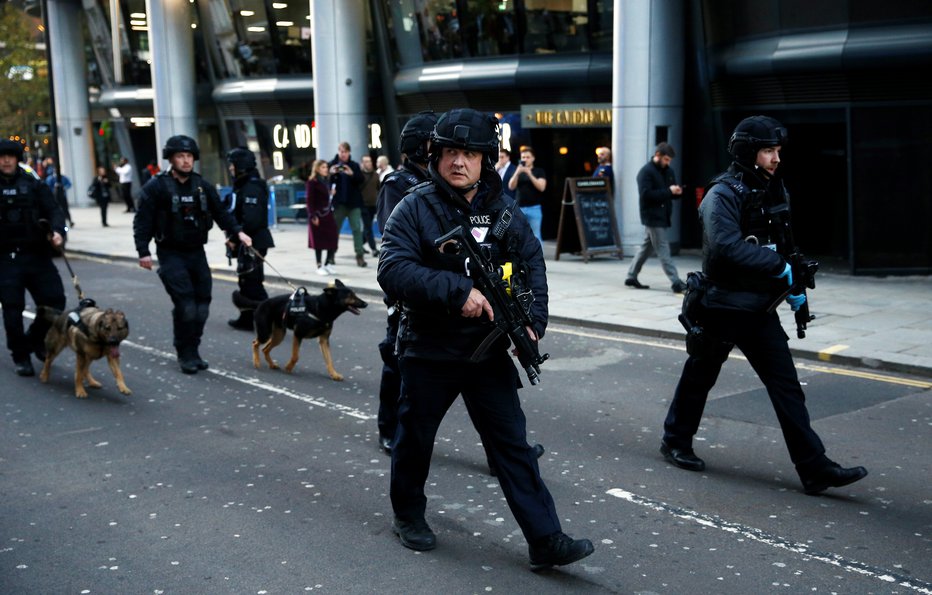 Fotografija: Policisti s psi. FOTO: Reuters