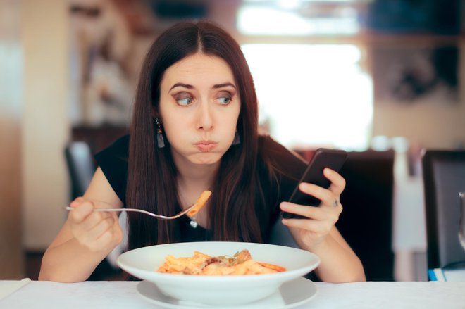 Zmorete pojesti obrok brez družbe pametnega telefona?