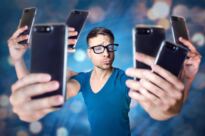 Pretirana raba pametnega telefona spodbuja narcisistično vedenje, opozarjajo strokovnjaki.