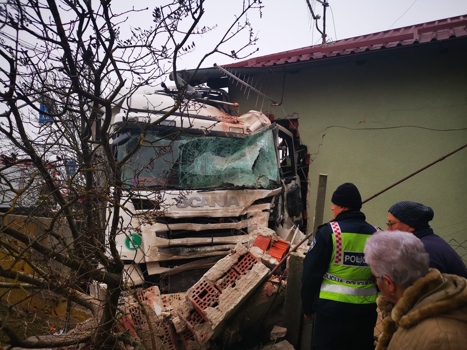 Fotografija: Huda prometna nesreča se je zgodila nekaj sto metrov od meje s Slovenijo. FOTO: Međimurkse novice