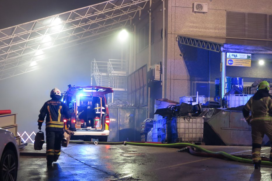 Fotografija: Požar v industrijski coni Laze. FOTO: Špela Ankele