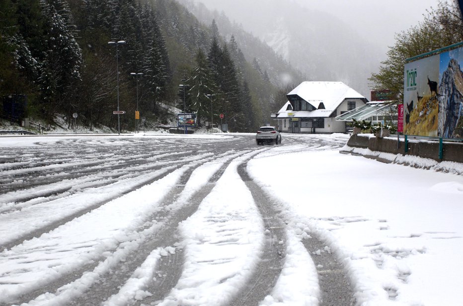 Fotografija: (Snežne) padavine lahko v petek povzročijo težave v prometu, zato previdno na cesti. FOTO: Roman Šipić