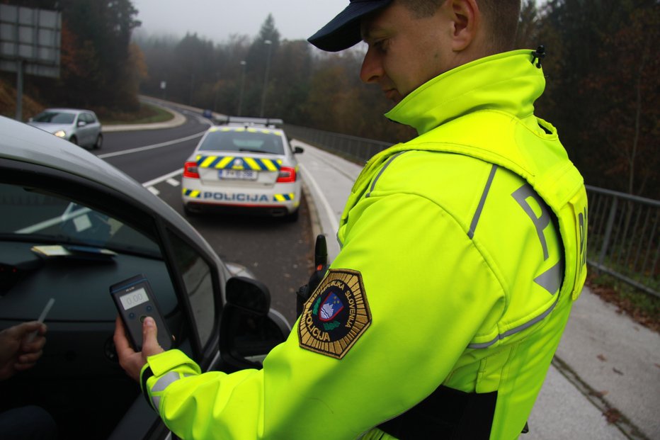 Fotografija: Gorenjski policisti so obravnavali dva voznika, ki sta pregloboko pogledala v kozarec in sedla za volan. FOTO: Policija