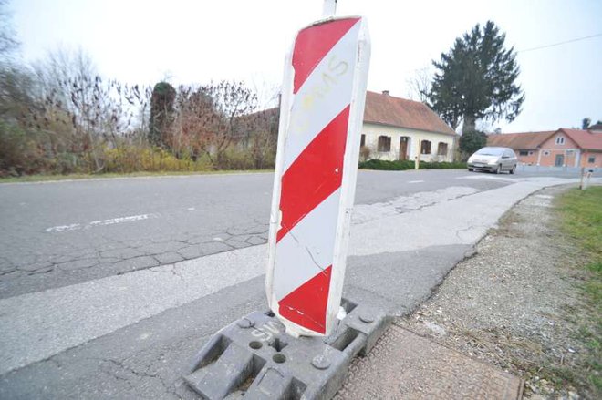 Domačini pravijo, da je to najslabša cesta v Sloveniji. FOTO: Oste Bakal