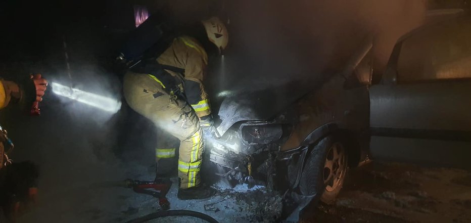 Fotografija: Gasilci so hitro posredovali in preprečili, da bi vozilo v celoti zgorelo. FOTO: PGD Gornja Radgona