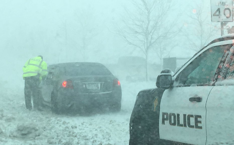 Fotografija: Policisti so v ekstremnih snežnih razmerah reševali več kot 500 voznikov. FOTO: Reuters