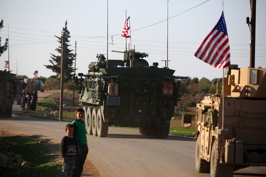 Fotografija: Po poročanju televizije CNN se Združene države Amerike pripravljajo na hiter in popoln umik iz Sirije. FOTO: Delil Souleiman/Afp