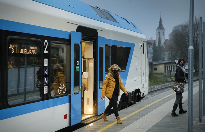 Novi vlaki Stadler so moderni, a nič hitreje ne pripeljejo na želeni cilj. FOTO: Jože Suhadolnik, Delo