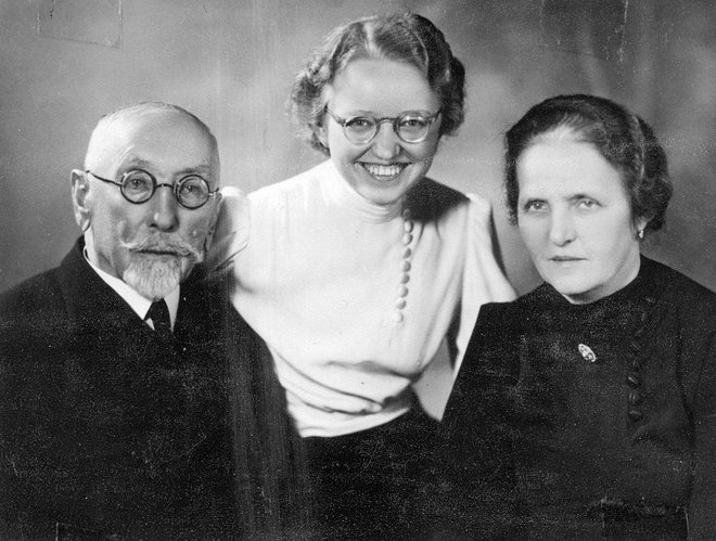 Ivan in Marija Hribar s hčerko Zlatico, okoli leta 1940 Foto: MGML