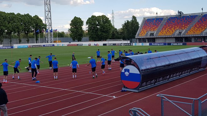 Slovenci so spoznali štadion Daugava že dan pred sinočnjo tekmo v Rigi. FOTO: Jernej Suhadolnik