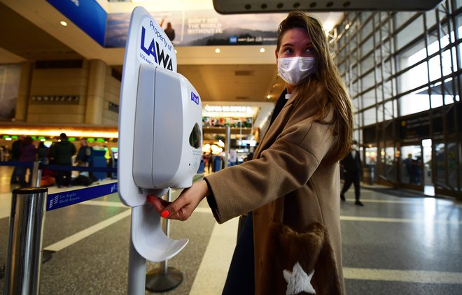 Zaradi koronavirusa imamo v Sloveniji razglašeno epidemijo, na svetovni ravni pa pandemijo. FOTO: AFP