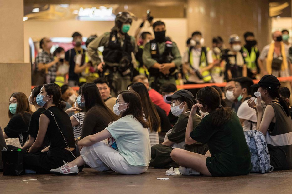 Fotografija: Zajeti protivladni protestniki v središču Hongkonga na 23. obletnico prenosa suverenosti. FOTO: Dale De La Rey/AFP