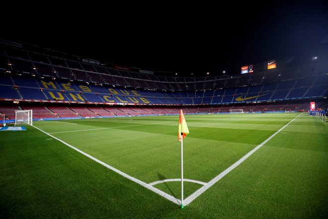 Nihče z gotovostjo ne ve, kako dolgo bo sameval znameniti štadion Barcelone z 99.787 sedeži. FOTO: Reuters