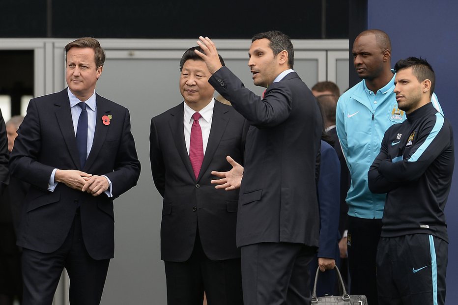 Fotografija: Britanski premier David Cameron in kitajski predsednik Xi Jinping sta si oktobra 2015 ogledala kamp Manchester Cityja na povabilo predsednika kluba Khaldoona Mubaraka (tretji z leve). Kitajsko državno podjetje Citic ima 12-odstotni delež v ManCityju. FOTO: Joe Giddens/Reuters