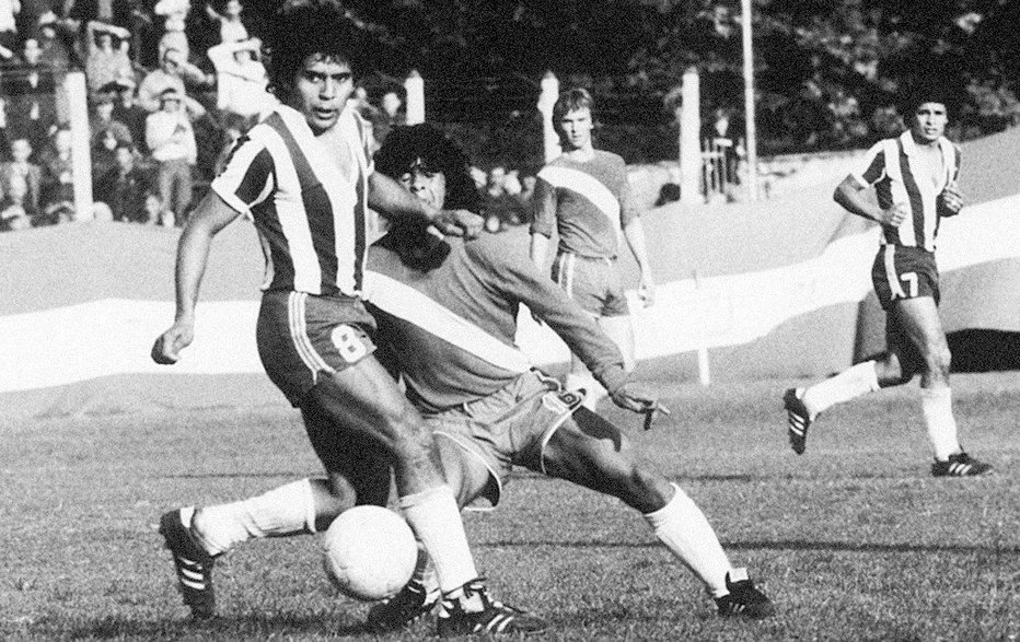 Fotografija: Maradona je tekmecu "prodal tunel" že v svoji krstni tekmi v argentinskem prvenstvu, 20. oktobra 1976. FOTO: Humberto Speranza/El Grafico