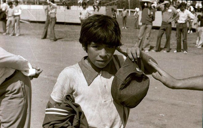 Maradona leta 1973, ko je igral za mladinsko ekipo Los Cebollitas (Mlade čebule). FOTO: Wikipedia