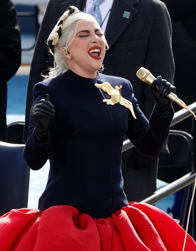 Ameriško himno je zapela odlična Lady Gaga.<br />
FOTO: Brendan Mcdermid/Reuters