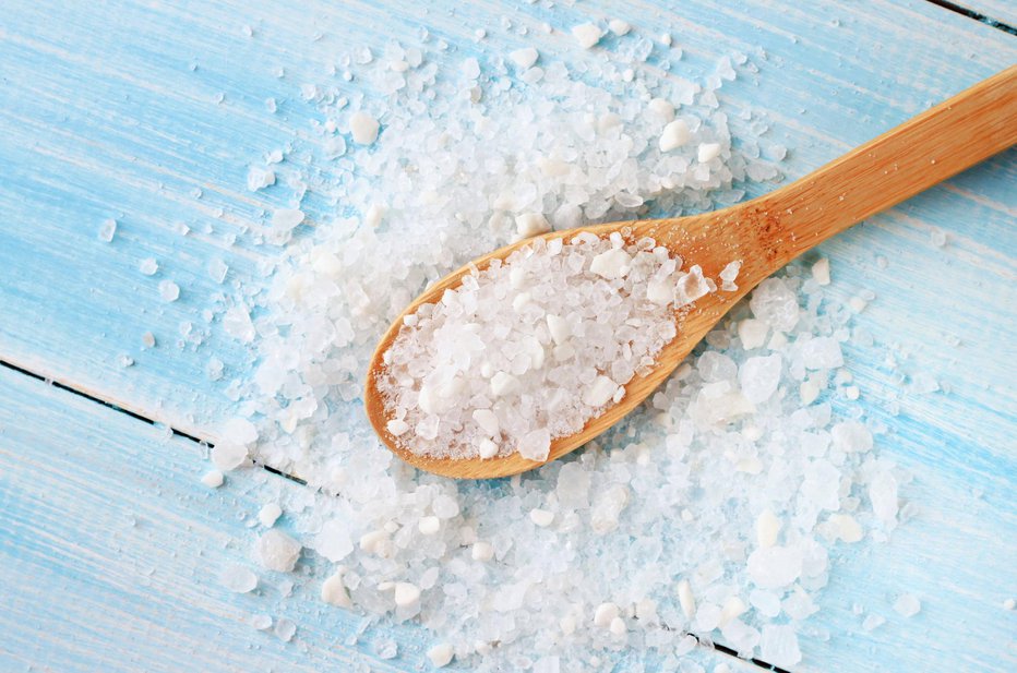 Fotografija: Z jodirano soljo si zagotavljamo preskrbo s pomembnim elementom. FOTO: Anna-ok/Getty Images